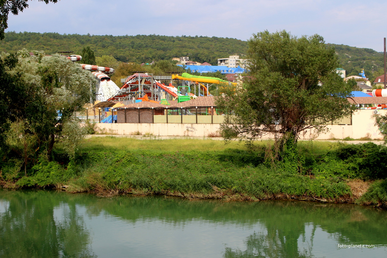Вид на посёлок с реки Джугба.
