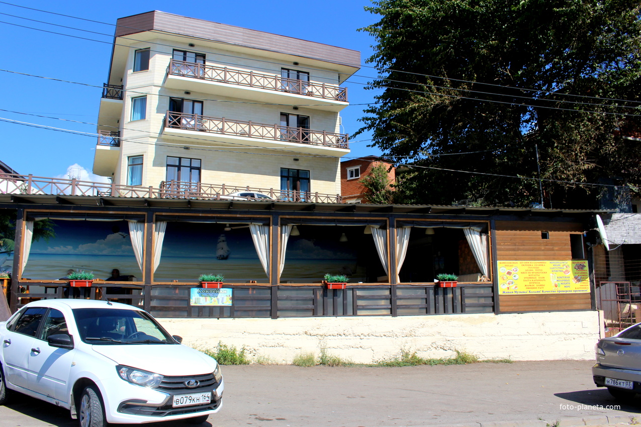 Гостиница в центре посёлка.