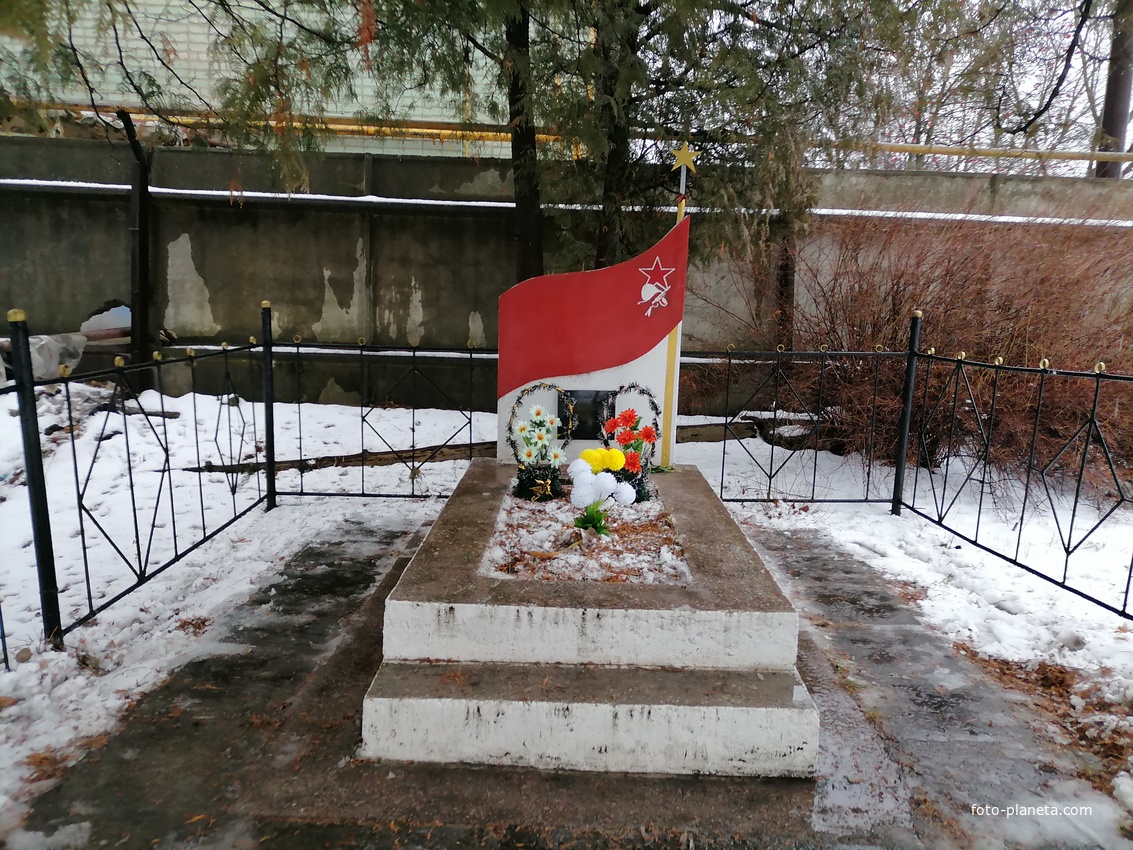 Памятник советскому воину Михаилу Блохе, погибшему при освобождении города Орла летом 1943 года. Переулок Бетонный. Город Орёл