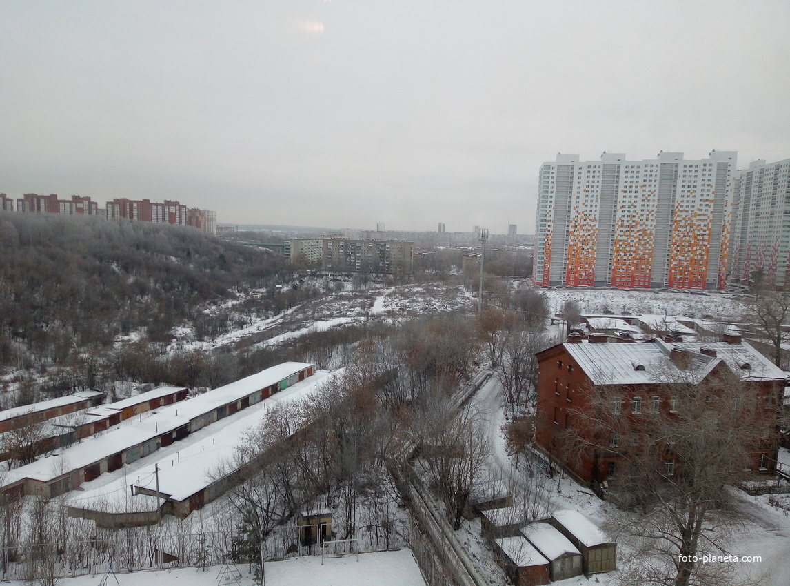 Вид из окна дома по Ул. Н. Островского на новый жилой комплекс и на Красные казармы.