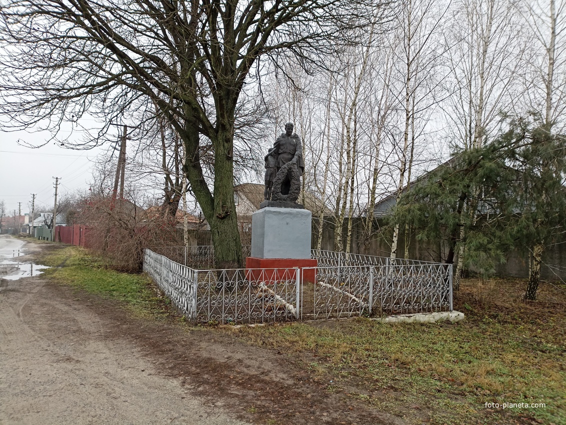 Памятник освободителям на одной из улиц села.