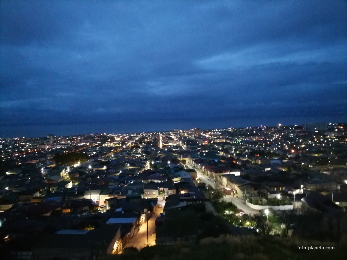Вид на ночной Дербент со стороны крепости Нарын-Кала