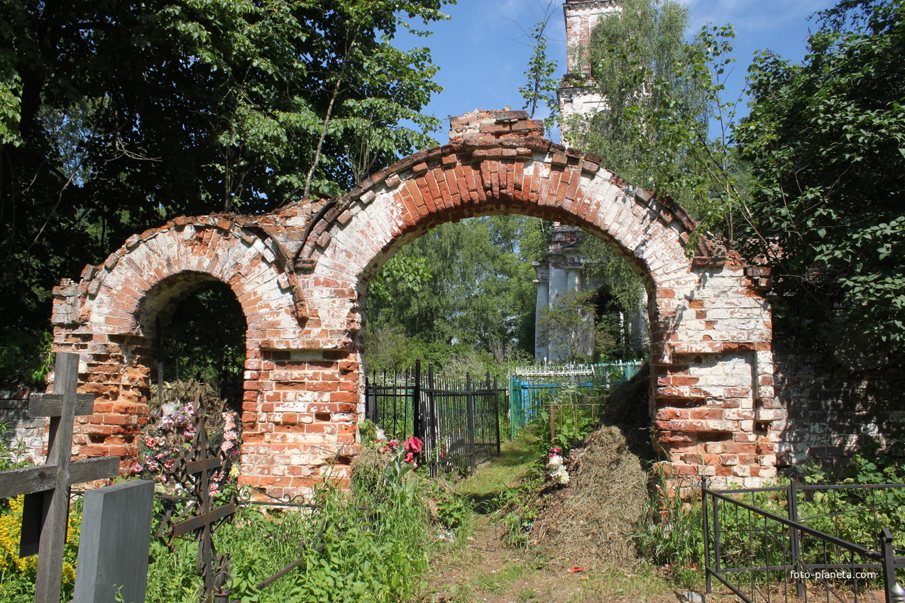 Ворота ограды на Старинском погосте
