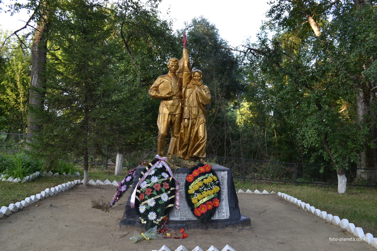 Памятник павшим советским воинам. Деревня Бельдяжки