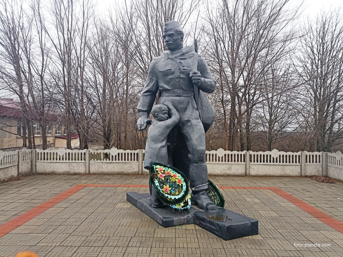 Памятник воинам-односельчанам не вернувшихся с войны.