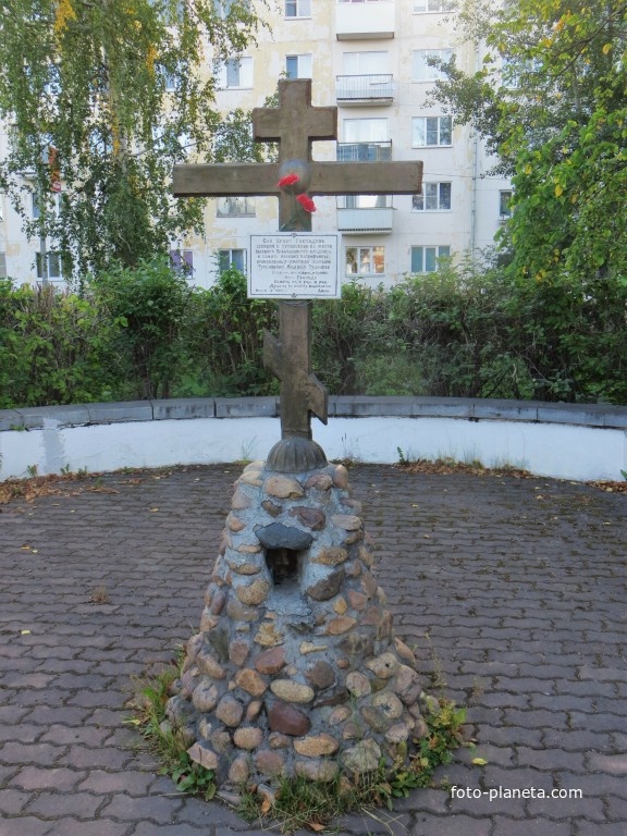 Памятный крест на месте бывшего Православного кладбища