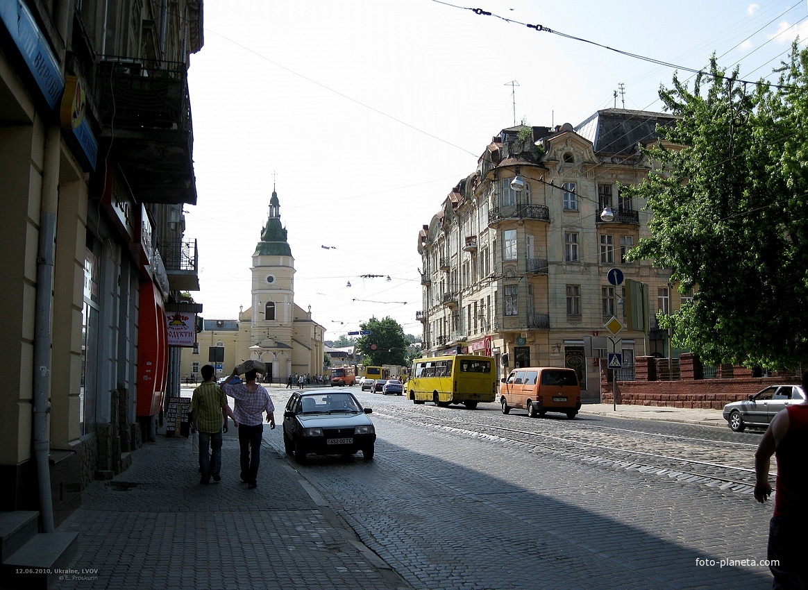 На ул.Городоцкой. Вид в направлении храма св.Анны и пересечения с ул.Шевченко (справа от храма).