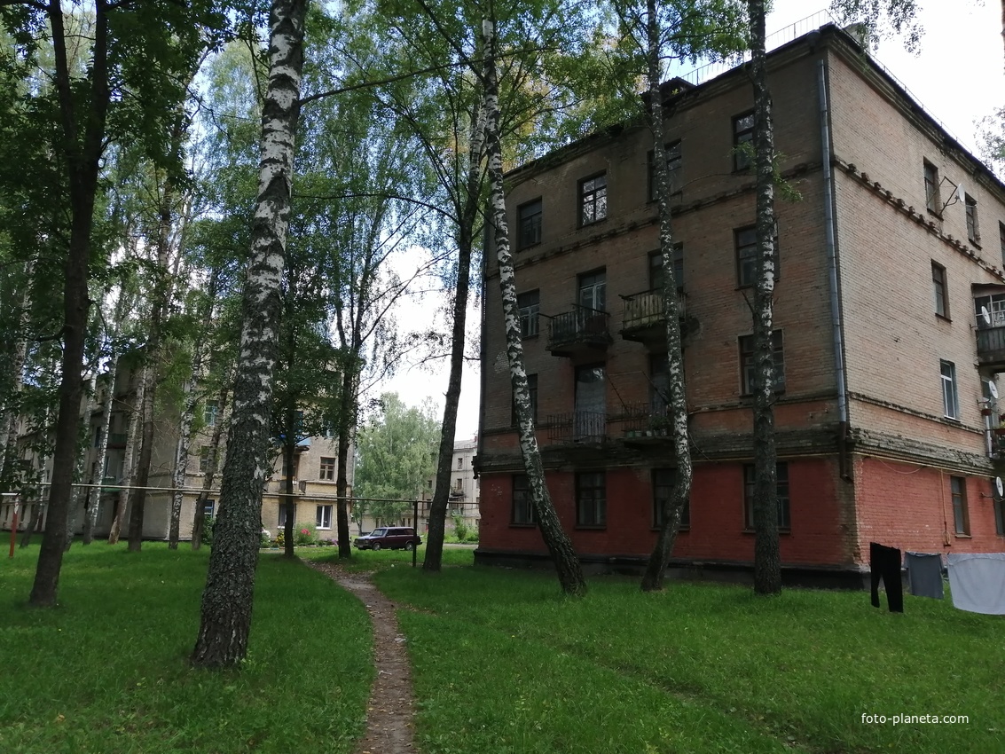 Двор в старой части военного городка