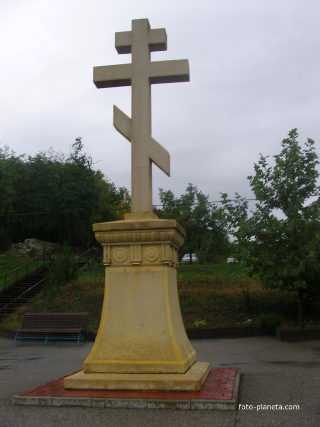 Поклонный крест около строящегося храма Святой Живоначальной Троицы на ул. Шевченко