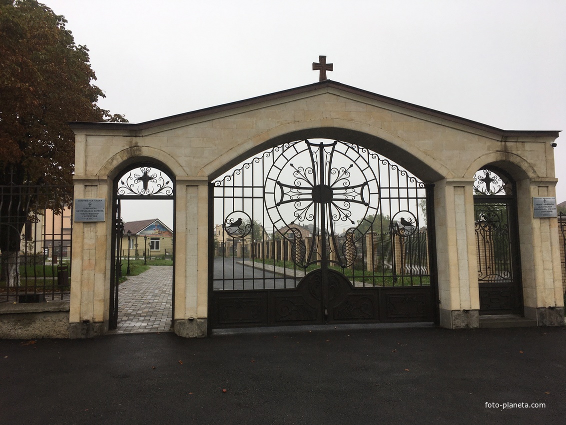 Армянская Апостольская церковь «Сурб Рипсиме». Входные ворота