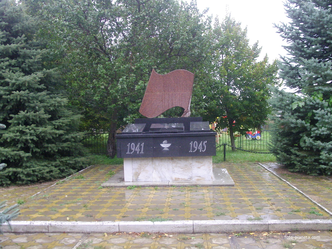 Памятник Воинской Славы на улице Спортивной в посёлке Санамер