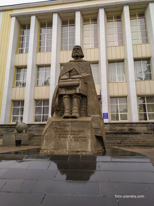 памятник автору «Слова о полку Игореве» , находится у библиотеки