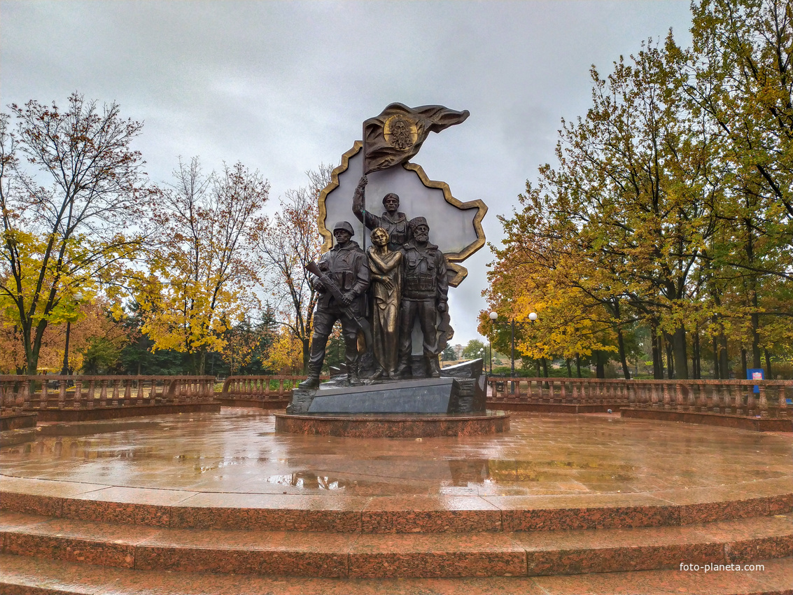 Памятник защитникам отечества, находится в парке памяти