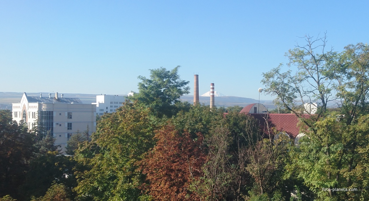 Вид на Эльбрус со стороны корпуса №3 санатория Анджиевского