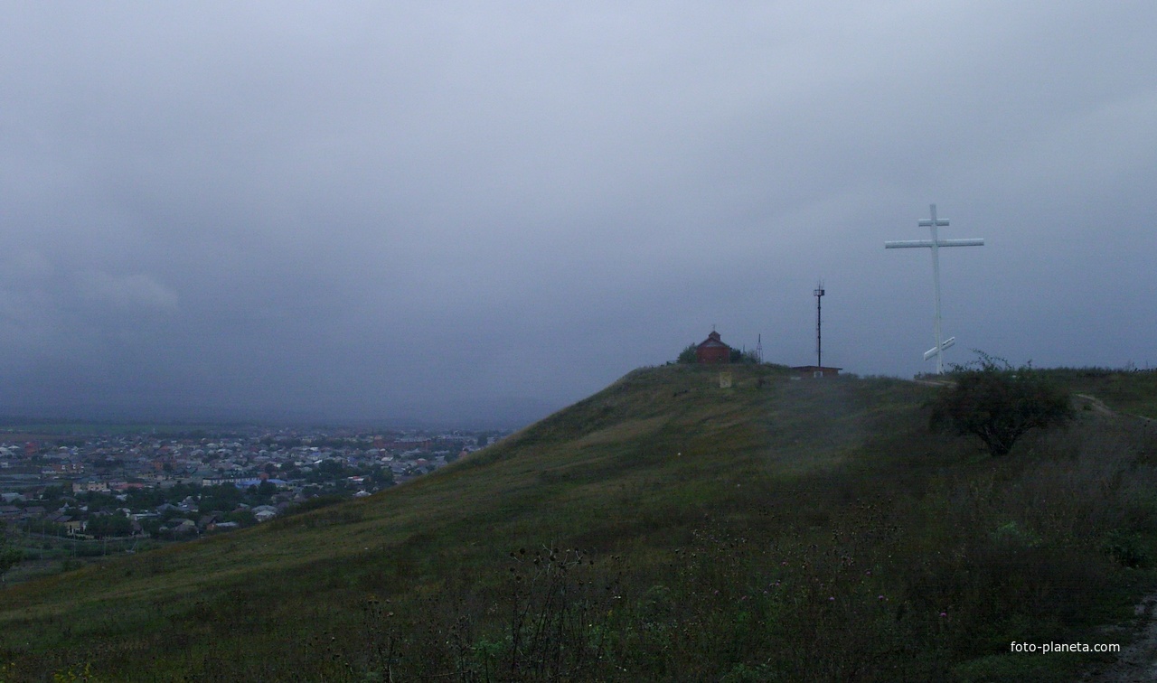 Дорога на гору Пикет в  станице Ессентукской с большим поклонным крестом и Петропавловской часовней