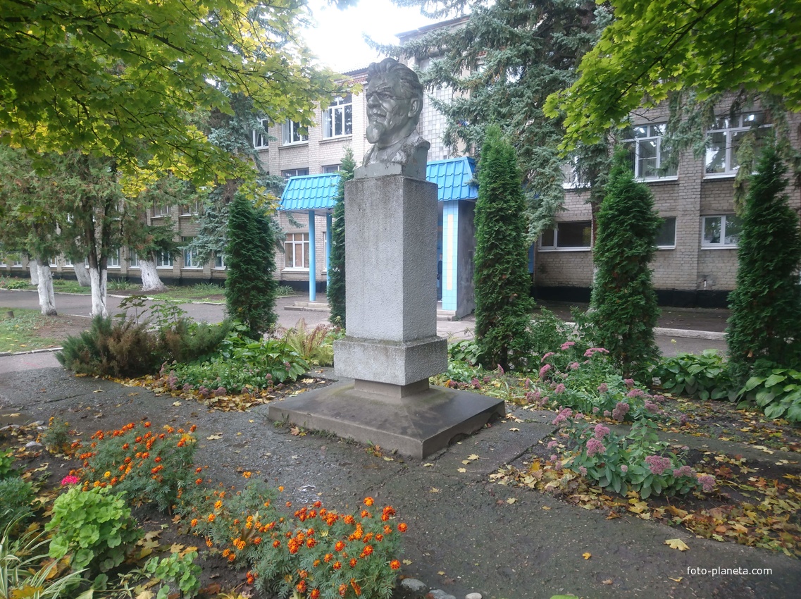 Памятник М.И. Калинину во дворе школы №1 на ул. Гагарина