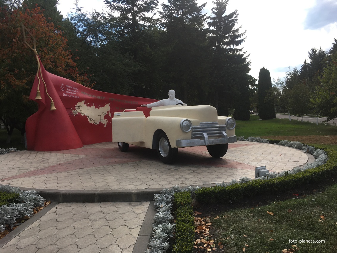 В санатории &quot;Виктория&quot;. Бетонная копия головной машины М-20 &quot;Победа&quot; из колонны автопробега 14 тыс. км от Москвы до Магадана, в честь 70-летия Великой Победы, 110-летия профс. движения России и 25-летия ФНПР. За рулём - скульптура командора колонны.