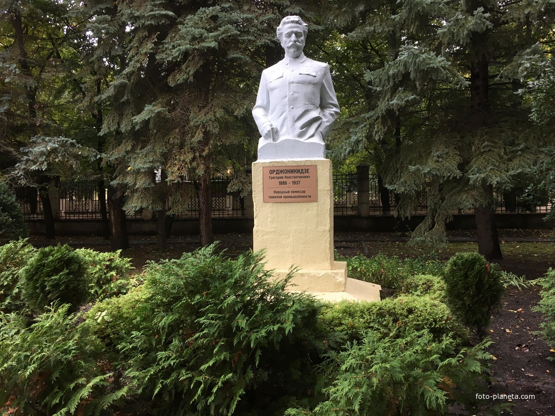 Памятник Г. К. Орджоникидзе на территории санатория &quot;Металлург&quot; на ул. Ленина