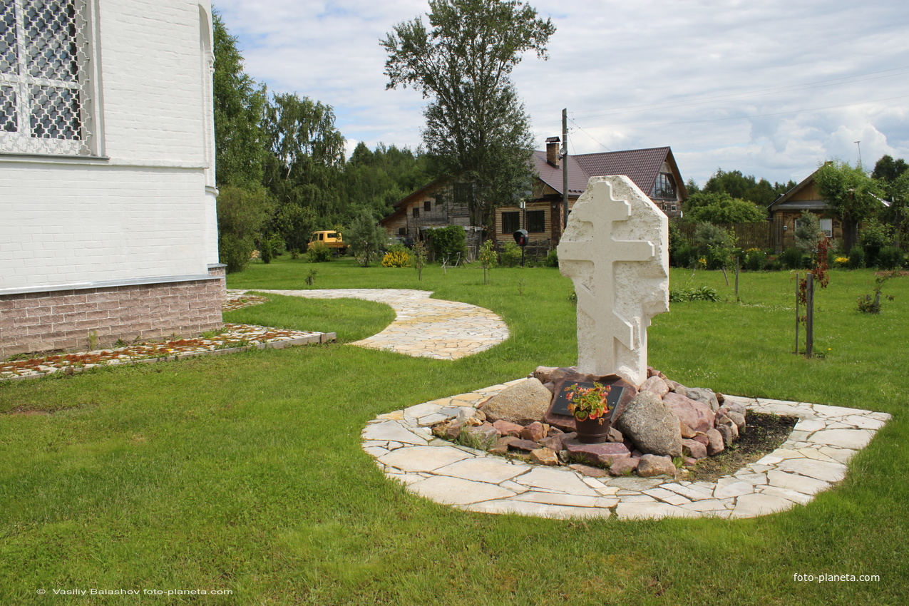 Памятник основателям храма, священнослужителям и жителям села, пострадавшим за веру во время гонений 30-40 -х годов XX в.