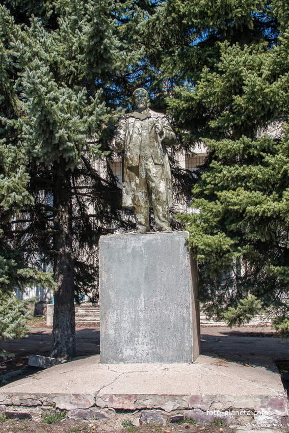 памятник Ленину у рударемонтного завода