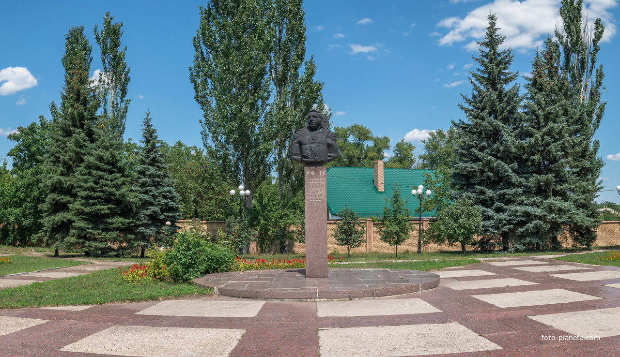 памятник  космонавту Ляхову