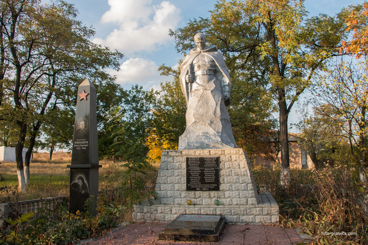 памятник в поселке Нагорный