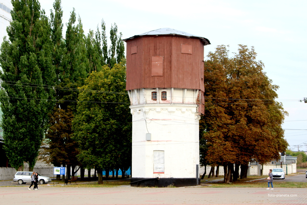 Водонапорная башня на железнодорожной станции.