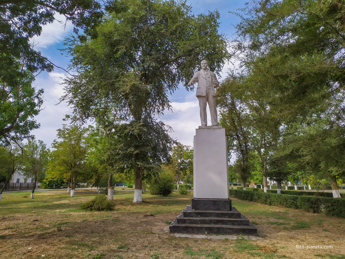 памятник Ленину, в парке Ахтаниз