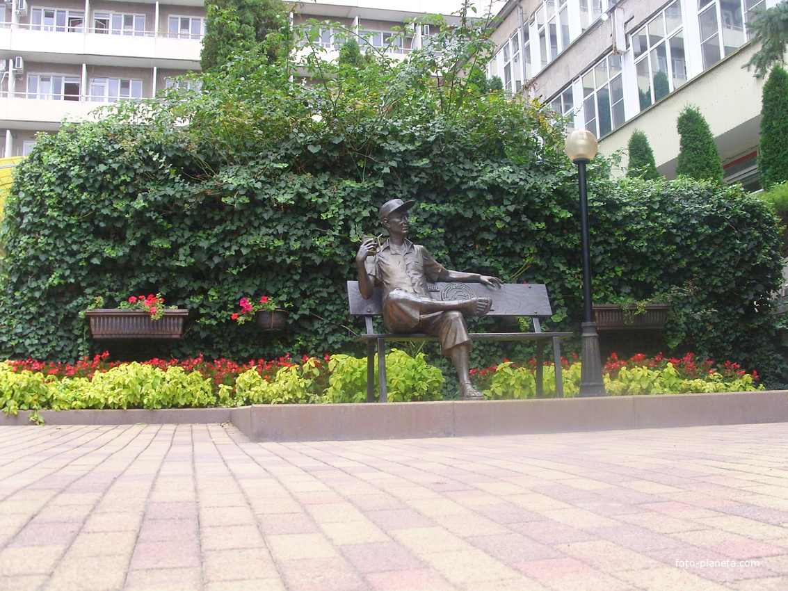 Скульптура &quot;Курортник&quot; в западной части Курортного парка у санатория имени Э. Тельмана