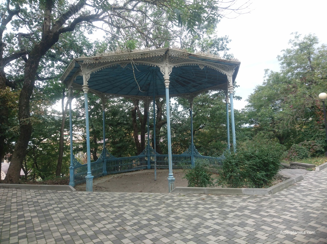 Музыкальная беседка-ротонда (Капитанский мостик) в Курортном парке. В ней пел Ф.И. Шаляпин