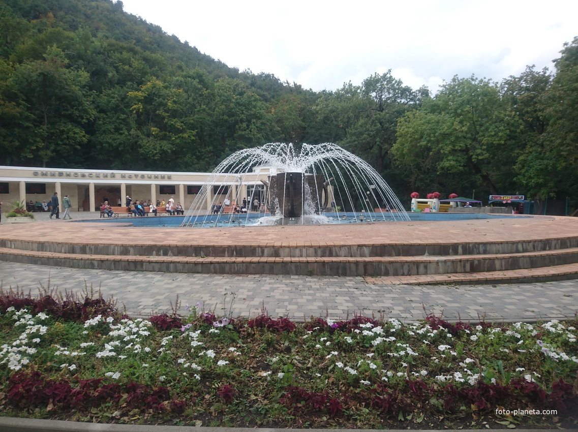 Фонтан с бюветницами в Курортном парке у Смирновского источника