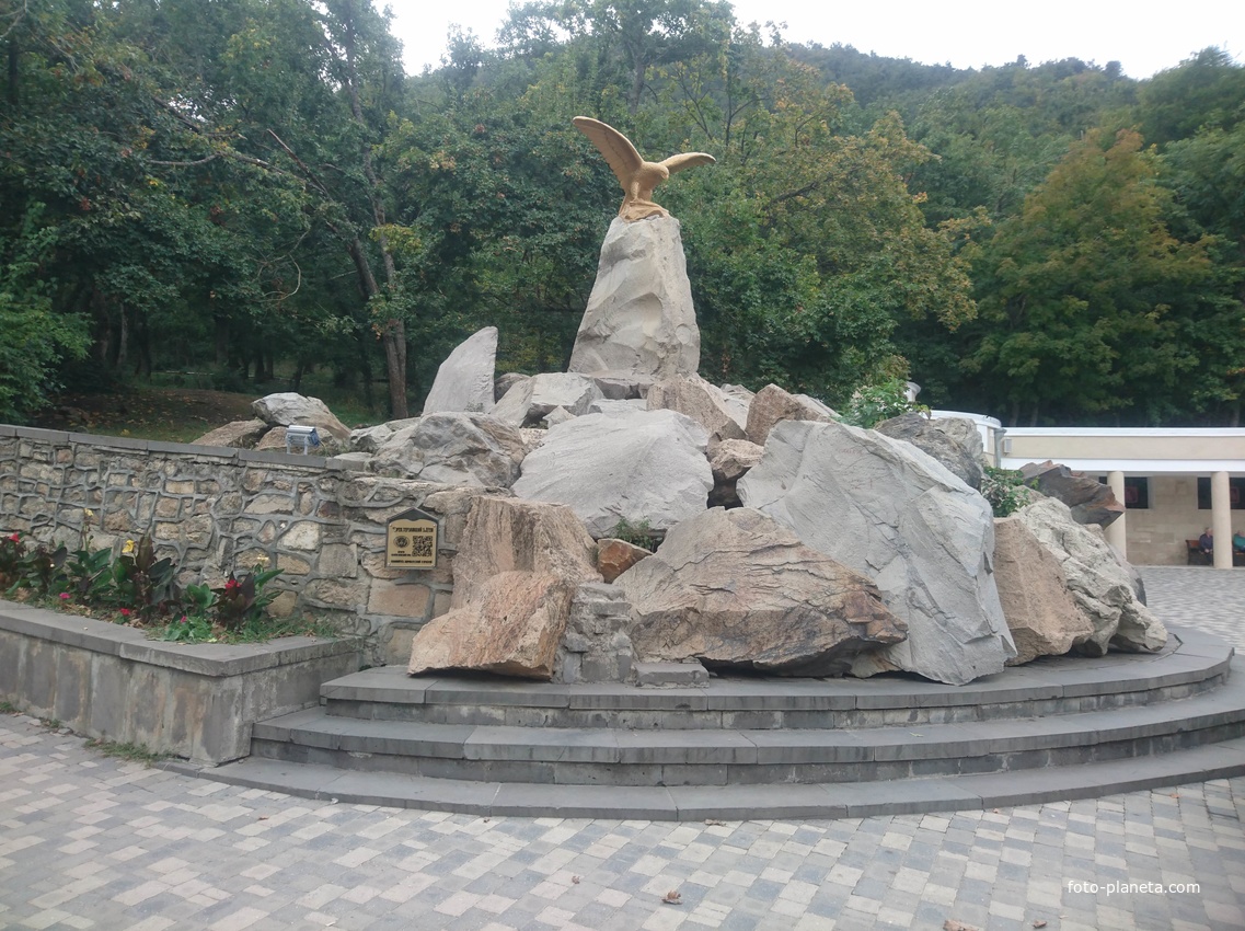 Скульптура «Орёл, терзающий змею» в Курортном парке у Смирновского источника