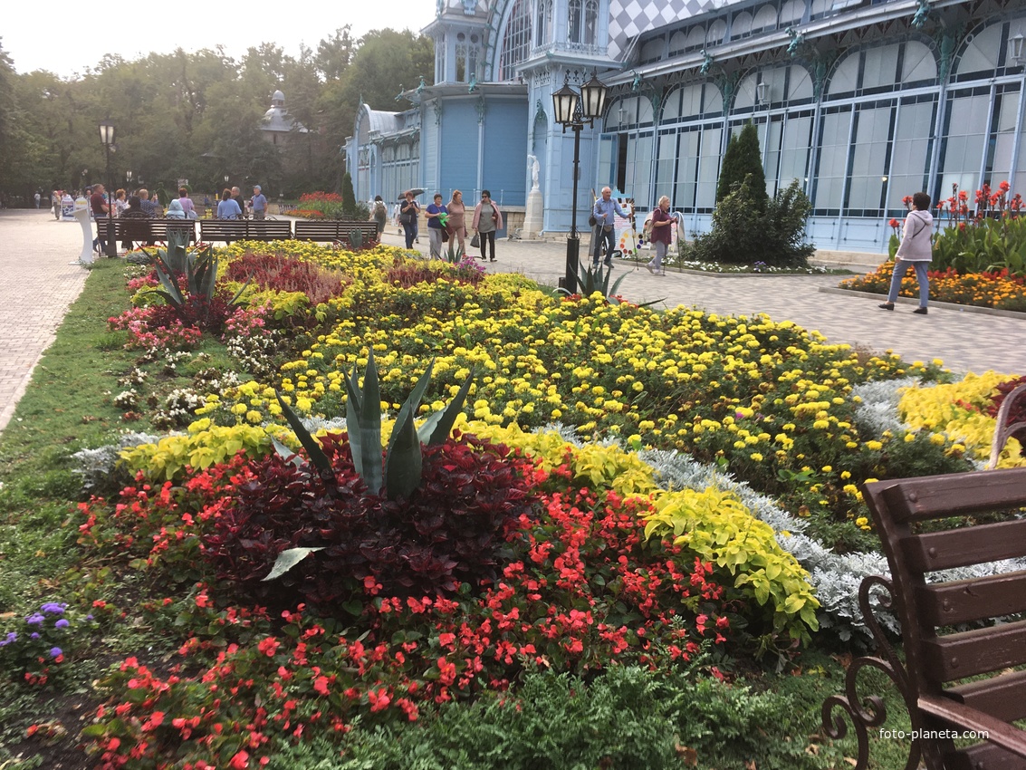 Цветник перед Пушкинской галереей Курортного парка