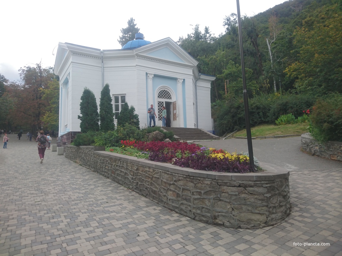 Крытый бювет Славяновского источника в Курортном парке