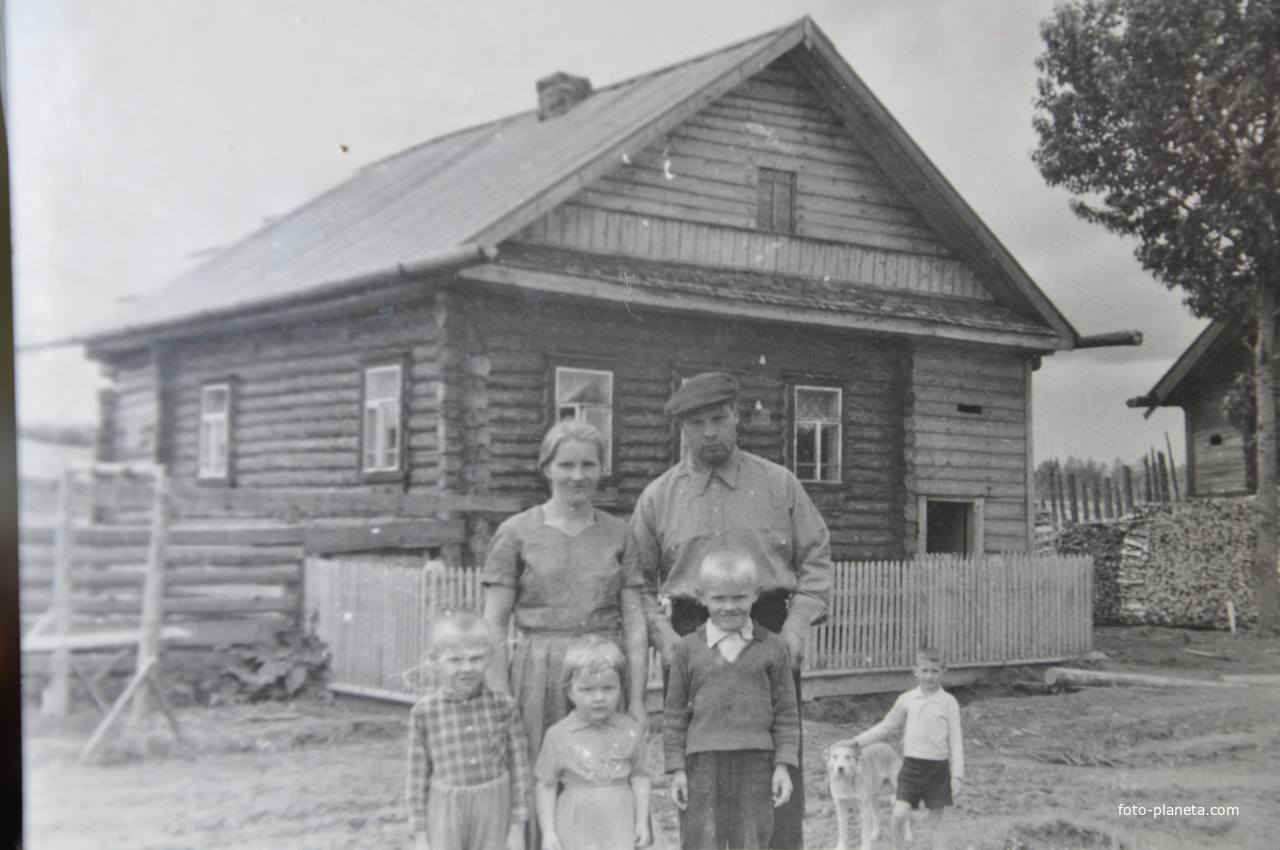Председатель колхоза Нижнего Заозерья Арсеньев Н.С. с семьёй на фоне своего дома