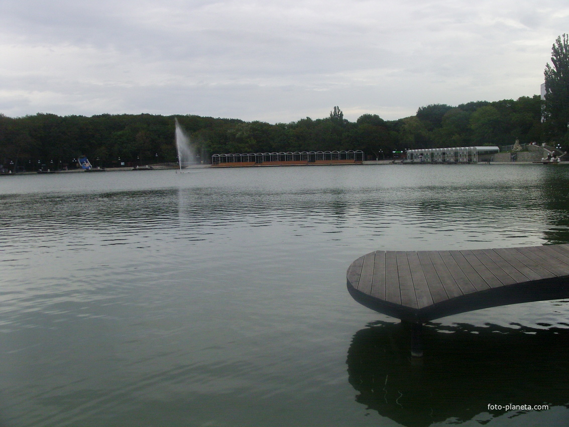 Курортное озеро с частью пирса &quot;Топор-основатель&quot; и фонтаном в центре озера