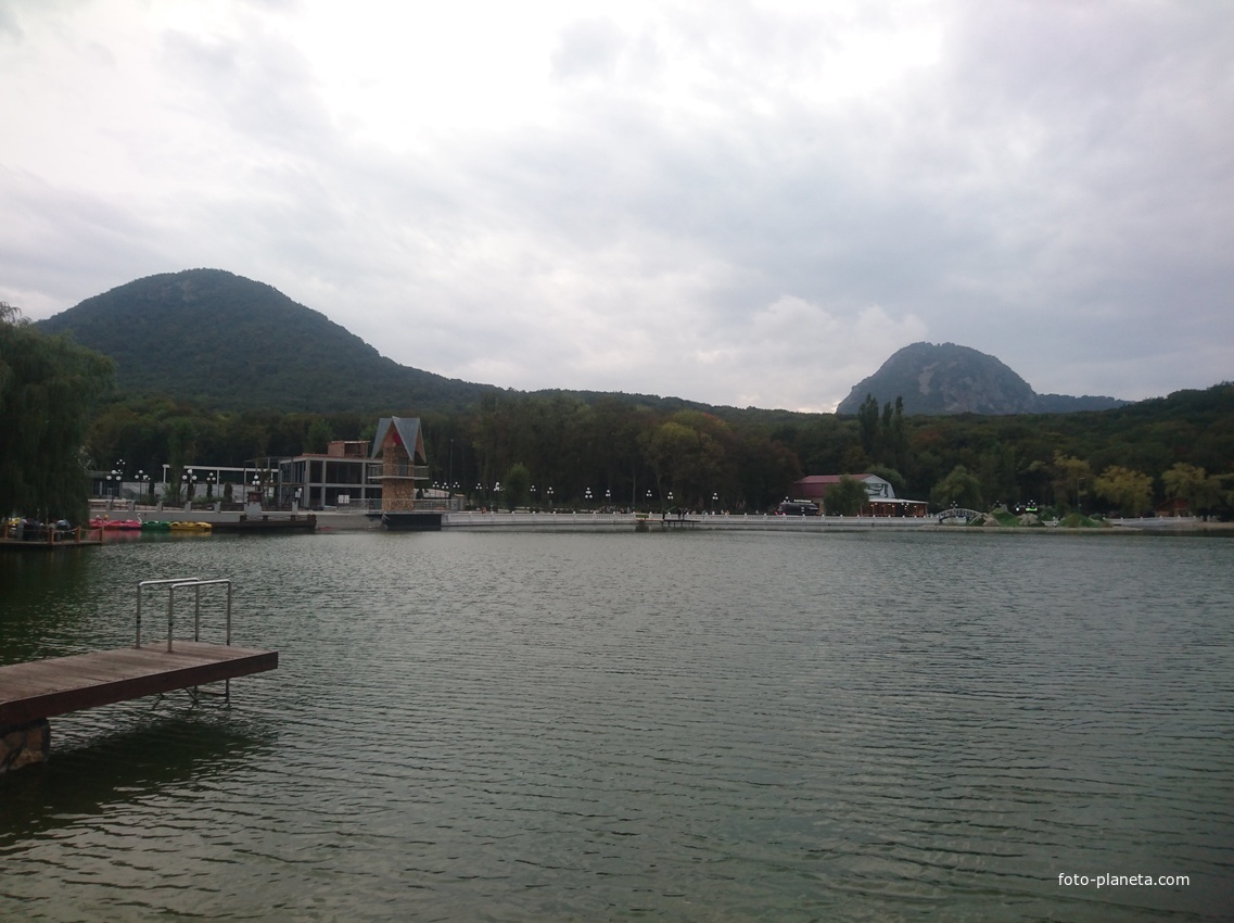 Курортное озеро с Башней &quot;Сердце Железноводска&quot;, горой Железная и горой Развалка справа