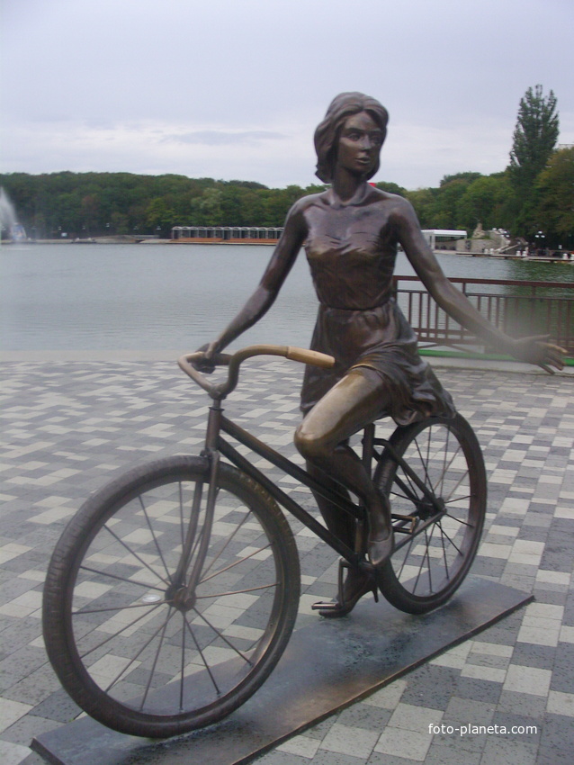 Скульптура &quot;Девушка на велосипеде&quot; на Курортной набережной