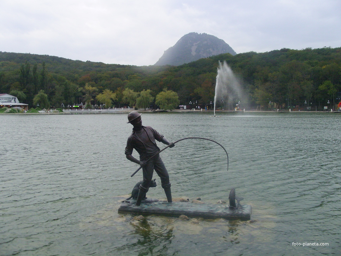 Скульптура &quot;Рыбак и кот рыболов&quot; на Курортном озере