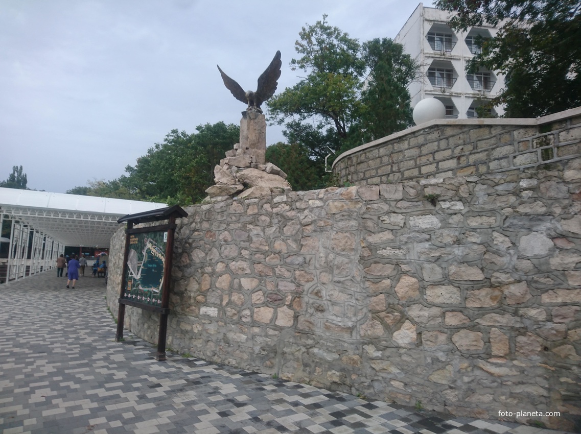 Бронзовая скульптура &quot;Орёл, терзающий змею&quot; на Курортной набережной (самая крупная на территории Кав.Мин.Вод, размах крыльев орла более 2-х м).
