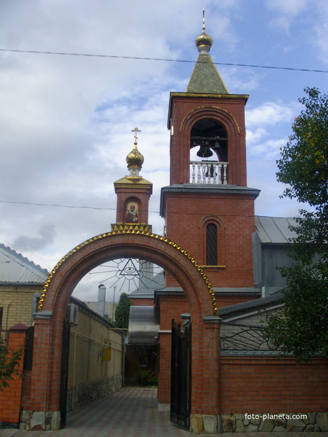 Свято-Никольский храм на ул. Свободы. Главный вход и колокольня
