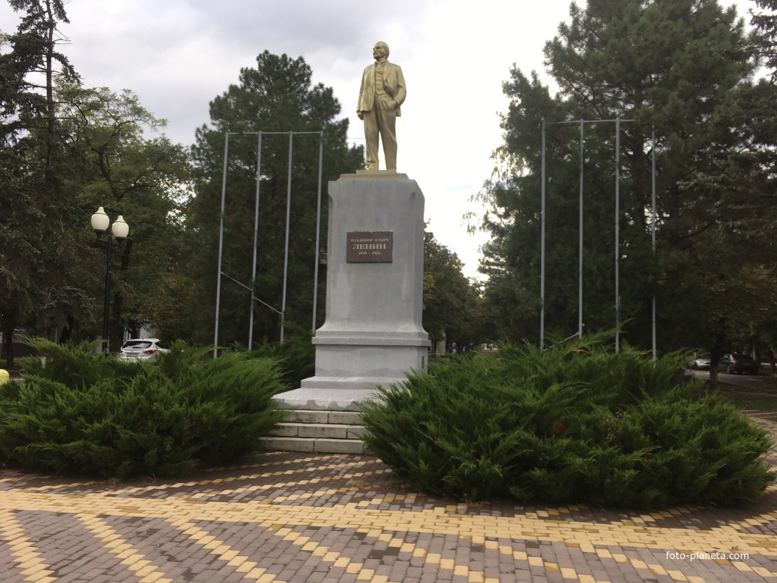 Памятник Ленину на проспекте Маркса
