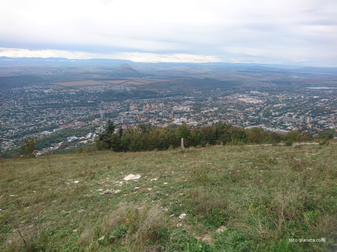 На вершине горы Машук. Ниже - обелиск А.В. Пастухову и панорама города
