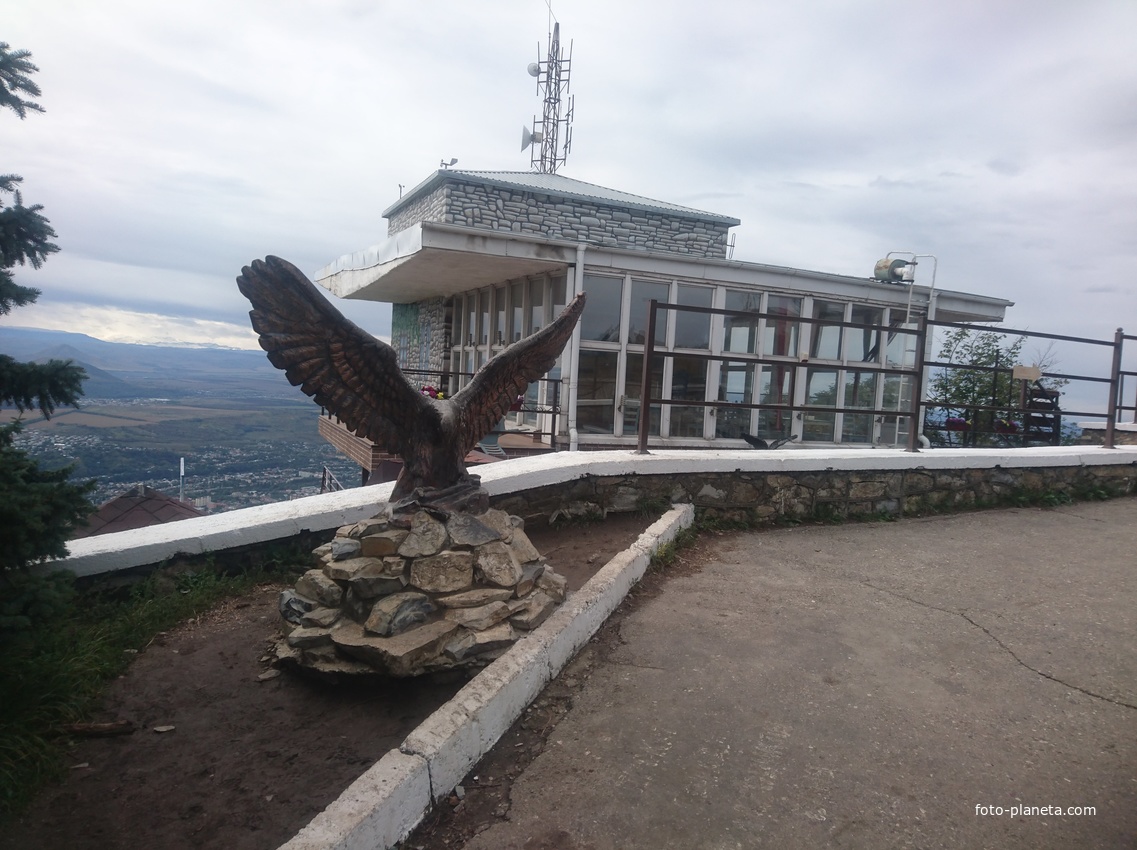 На вершине горы Машук. Скульптура орла, терзающего змею у верхней станции канатки