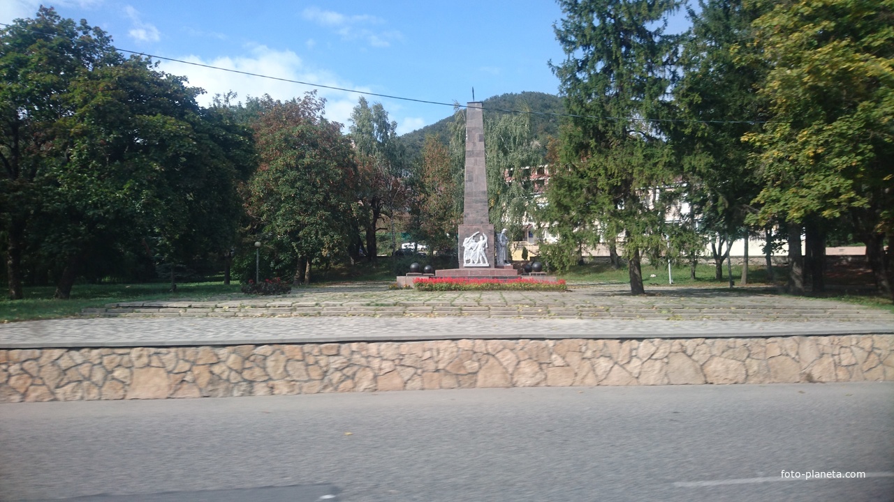 Памятник борцам за Советскую власть на Северном Кавказе рядом с площадью Ленина
