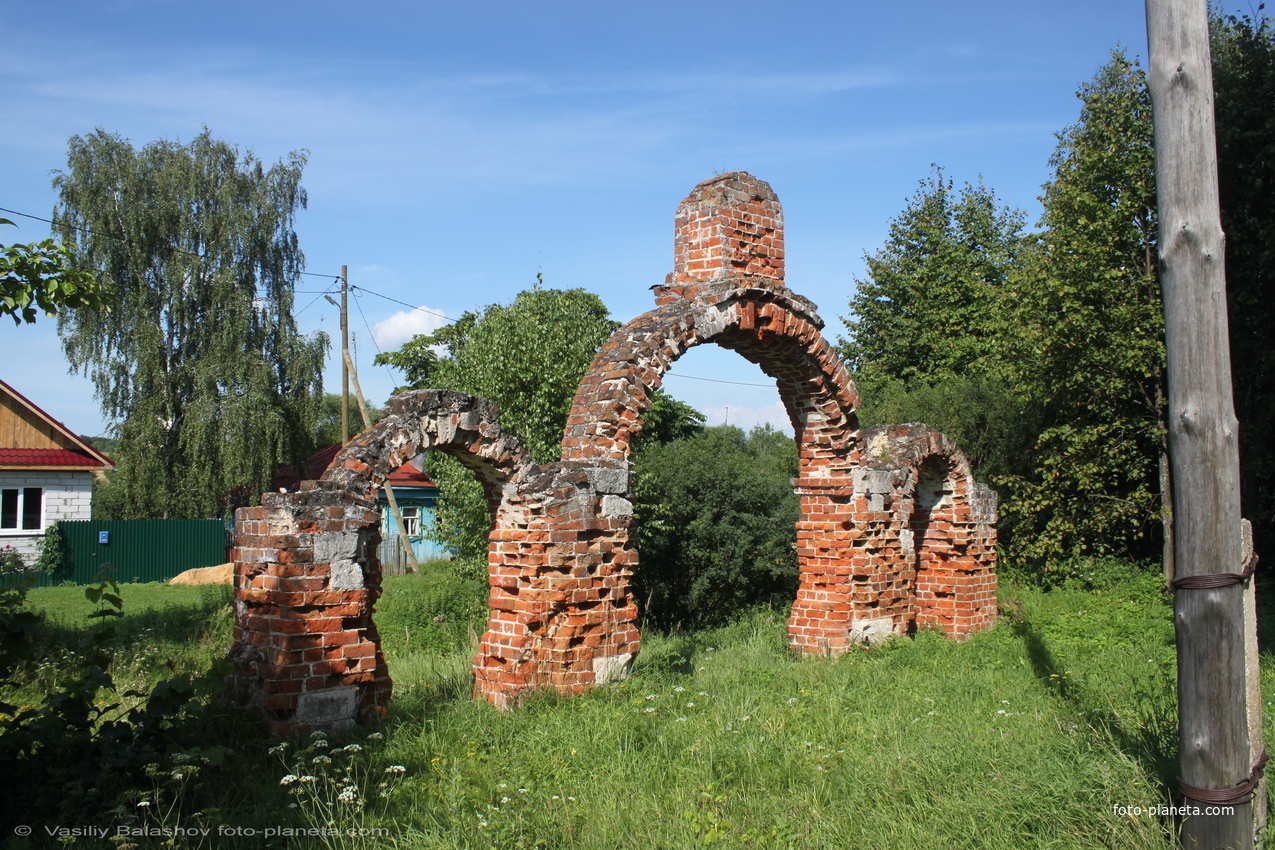 Мостцы, ворота ограды Введенской церкви