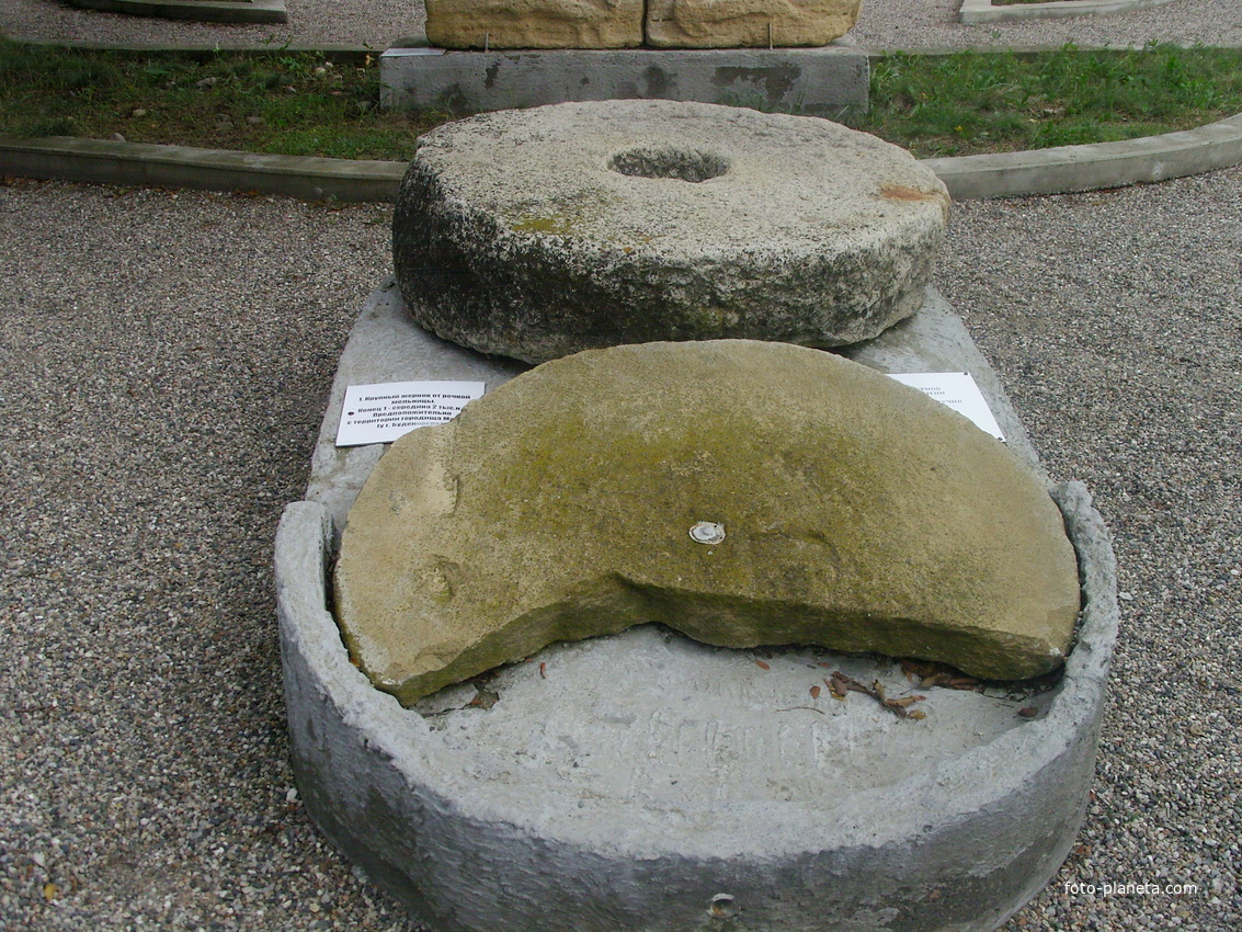 Музей каменных древностей на территории парка Цветник на горе Горячая. Жернов от речной мельницы 1-2 тыс. н.э.