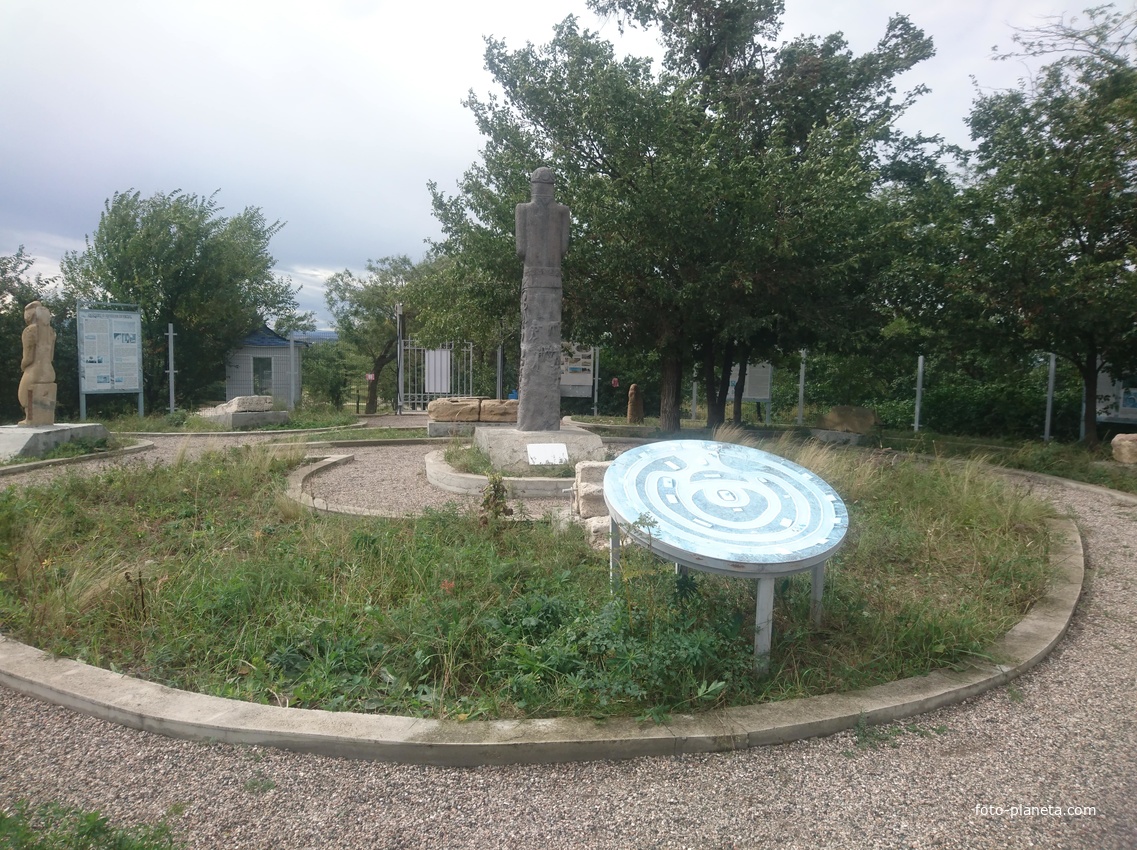 Музей каменных древностей на территории парка Цветник на горе Горячая. Стилизованный план музея на круглом стенде