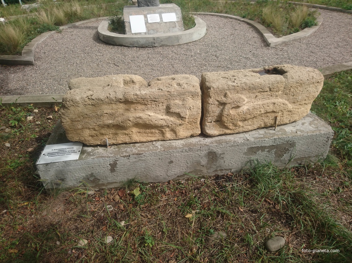 Музей каменных древностей на территории парка Цветник на горе Горячая. Жертвенный камень (&quot;Порог&quot;). Предположительно 13-14 в.в.