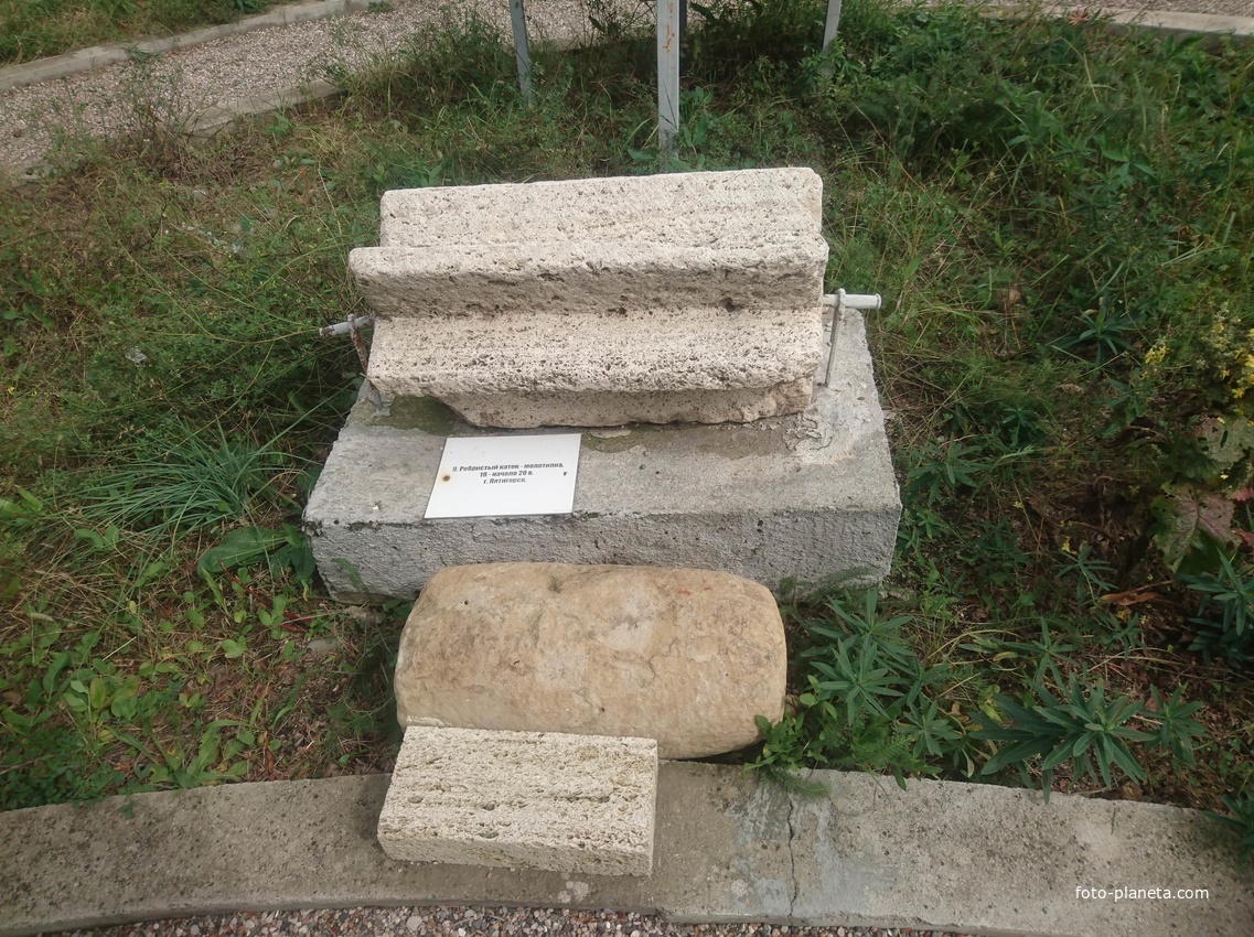Музей каменных древностей на территории парка Цветник на горе Горячая. Ребристый каток-молотилка 19-20 в.
